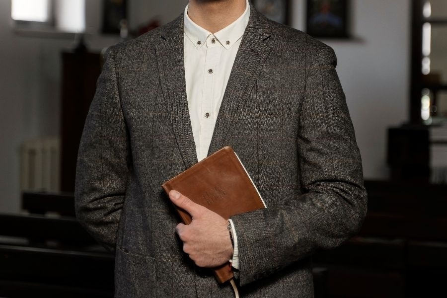 Justiça do Trabalho em Goiás nega vínculo de emprego entre pastor e igreja e condena autor por litigância de má-fé