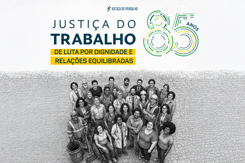 Imagem de celebração dos 85 anos da Justiça do Trabalho. A identidade visual representa a diversidade laboral brasileira. No topo, o texto destaca a missão de promover a dignidade e o equilíbrio nas relações laborais, acompanhado por um selo estilizado com o número 85. Abaixo, uma ilustração detalhada em tons de cinza apresenta um grupo heterogêneo de trabalhadores (profissionais da saúde, construção, limpeza e pessoas com deficiência), sobre um fundo texturizado, simbolizando a abrangência social e o compromisso da instituição com todas as categorias de trabalhadores do país.