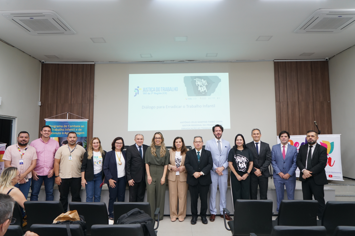 Membros da audiência pública posando para uma foto no plenário