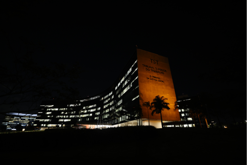 Edifício-sede do TST e do CSJT iluminado de laranja