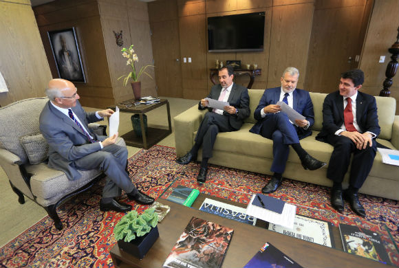 Ministro reunido com presidente e representantes da Caixa Econômica Federal