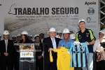 Atletas, autoridades e operários se unem pelo trabalho seguro na Arena do Grêmio
