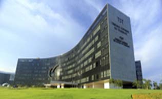 Governo assina MP para garantir funcionamento da Justiça do Trabalho até dezembro