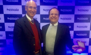 Ives Gandra entrega medalha comemorativa do CSJT ao diretor do Grupo Estado