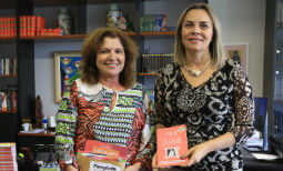 Ministra Kátia Arruda recebe exemplares da publicação Diário de uma Trabalhadora Infantil