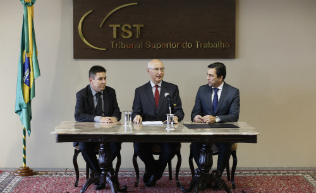 TST e CIEE firmam convênio para estágio remunerado