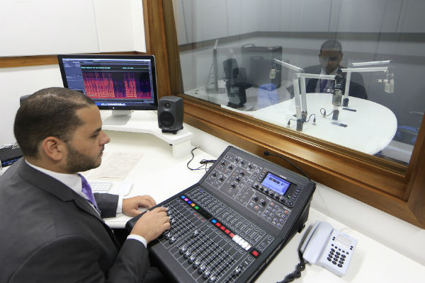 Síndrome de Burnout é tema de entrevista na Rádio TST