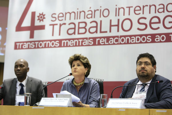 Painel discute estresse, ansiedade, depressão e esgotamento profissional