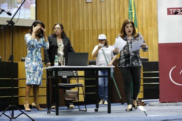Grupo de Teatro paraibano faz apresentação lúdica sobre aspectos psicológicos do trabalho