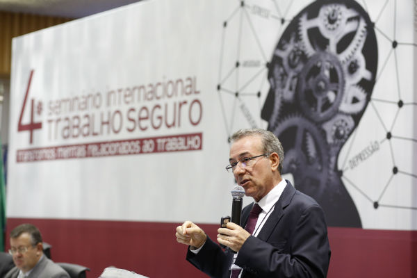 Painel sobre tutelas judiciais encerra seminário sobre transtornos mentais relacionados ao trabalho