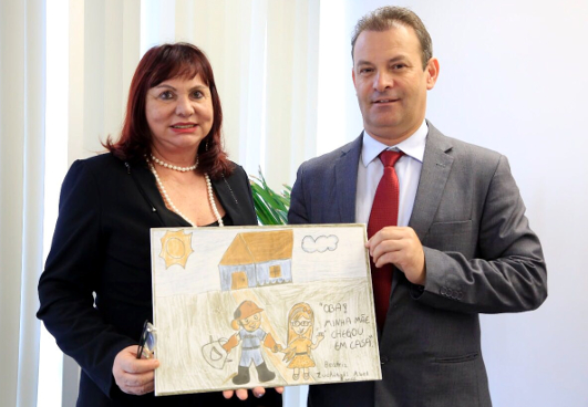 Ministras do TST recebem cerâmica com estampa sobre saúde e segurança no trabalho