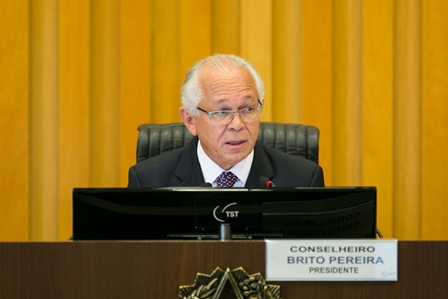 Ministro Brito Pereira comanda pela primeira vez Sessão Ordinária do CSJT