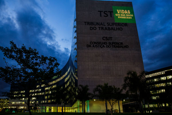 CSJT e TST fazem homenagem a vítimas de acidentes de trabalho com projeção no edifício sede