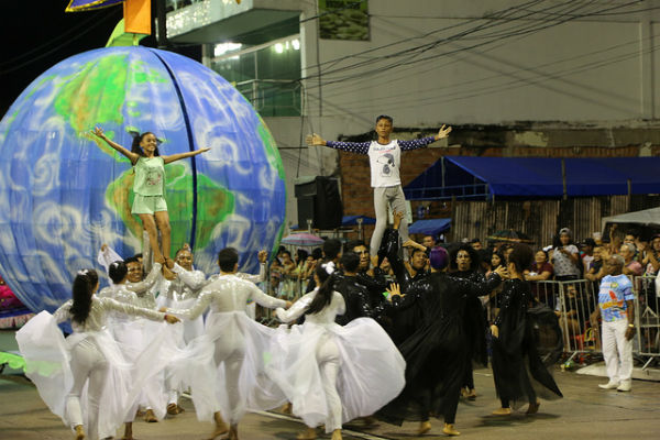 Enredo sobre trabalho infantil empolga público no desfile da Matinha, na Aldeia Amazônia