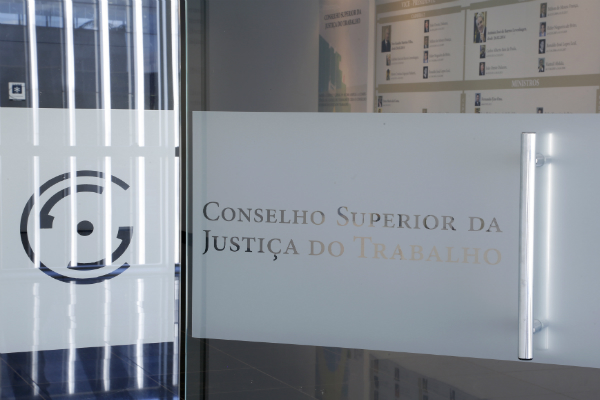 Provimento de cargos efetivos no 1º e no 2º graus não pode ser efetivado por falta de recursos