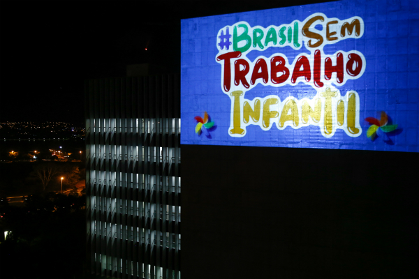 Projeção com frases contra o trabalho infantil ilumina prédio do TST e do CSJT