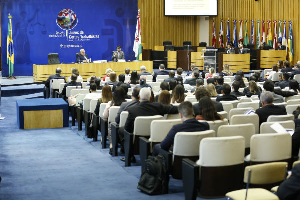 Juristas defendem a independência e ressaltam a importância da Justiça do Trabalho no mundo