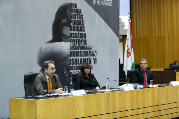 Prevenção da violência no trabalho é debatida no 2º dia do Seminário Internacional do Trabalho Seguro