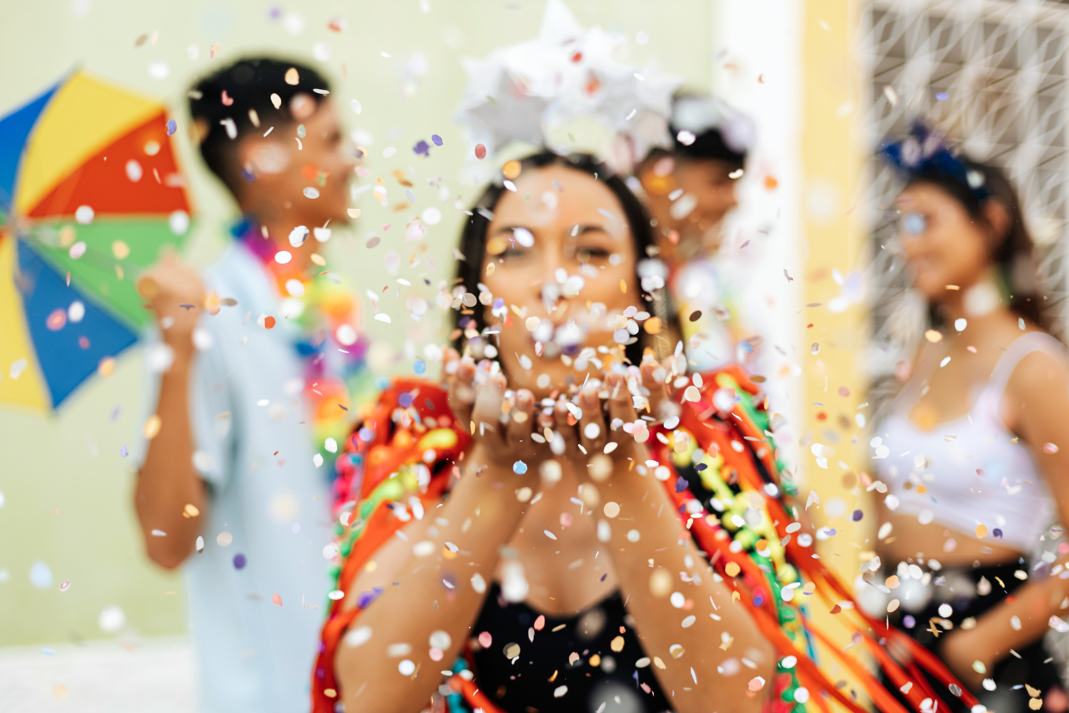 Pessoas comemorando carnaval