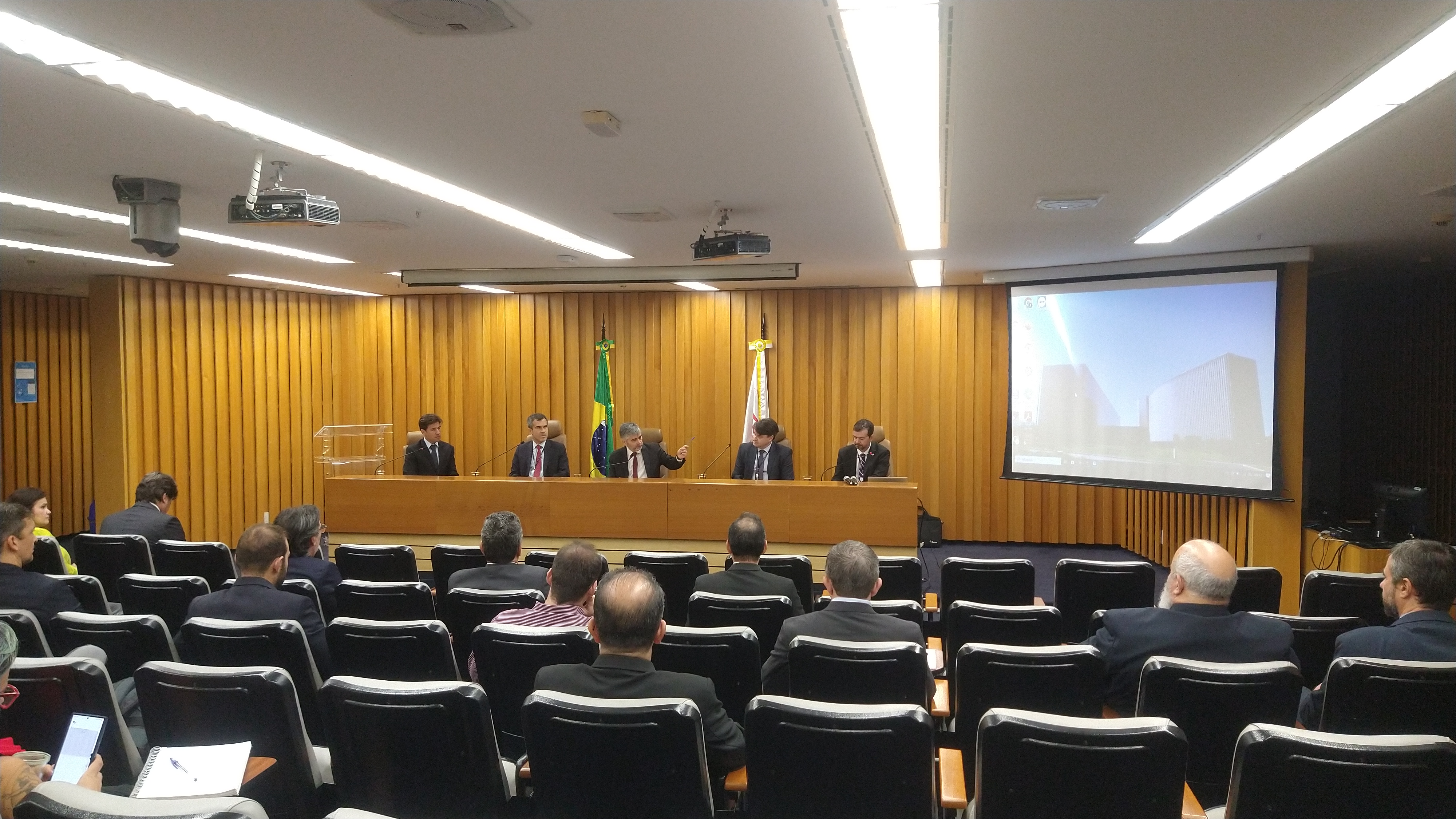 Mesa de abertura do encontro.